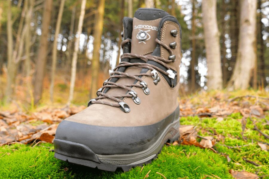 Gheata outdoor LOWA Tibet. Sursa: Rigad