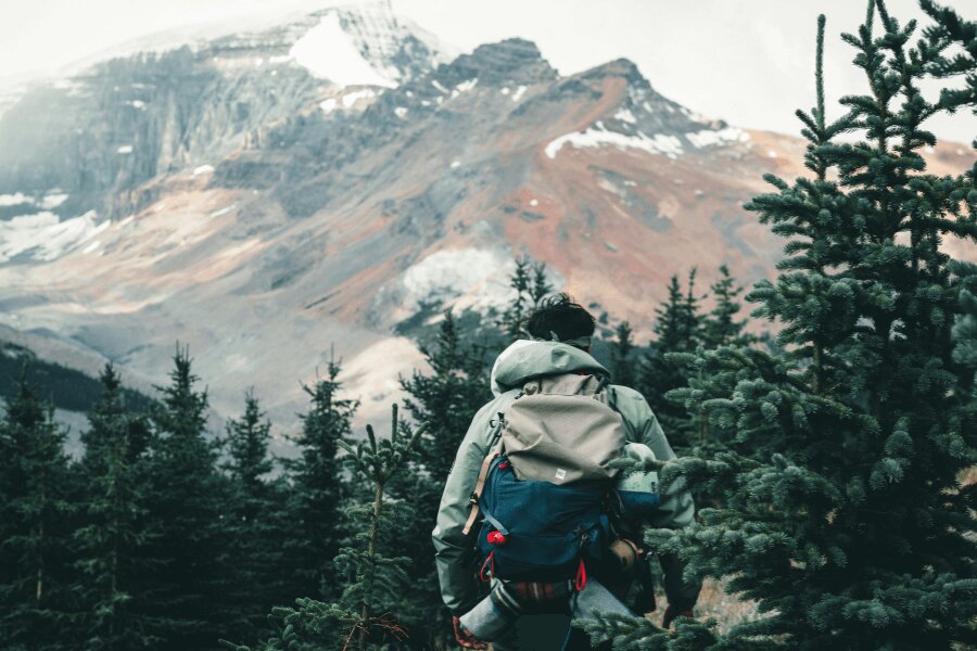 Bărbat în munți într-o jachetă funcțională. Sursă: https://www.pexels.com/cs-cz/foto/snih-osoba-hora-tramp-10772381/