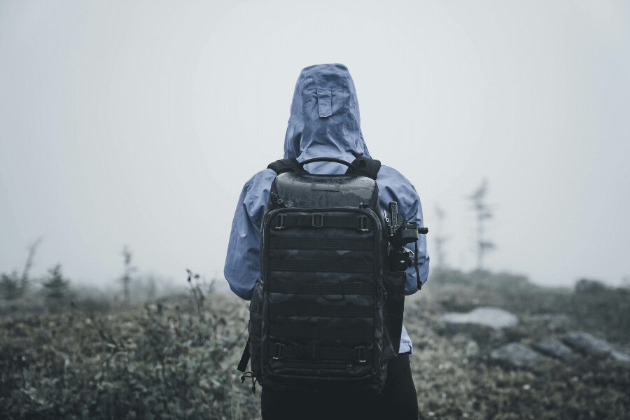 Un om într-o jachetă impermeabilă pe un peisaj înghețat. Sursa: https://www.pexels.com/cs-cz/foto/priroda-muz-kmeny-chytry-telefon-5048614/