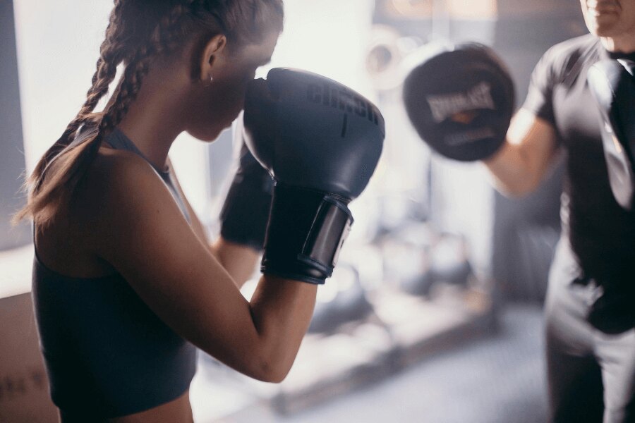 Box, autoapărare pentru femei. Sursa: https://www.pexels.com/cs-cz/foto/bez-tvare-sport-boj-trenink-4753923/