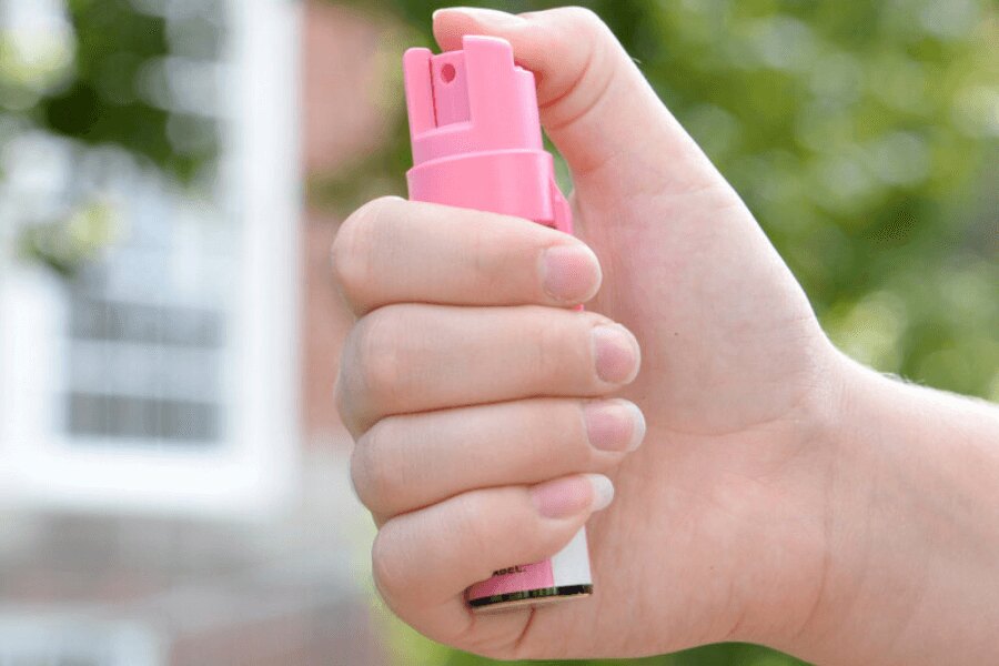 Spray de apărare Compact cu clemă Sabre Red®. Sursa: sabrered.com, Rigad.cz