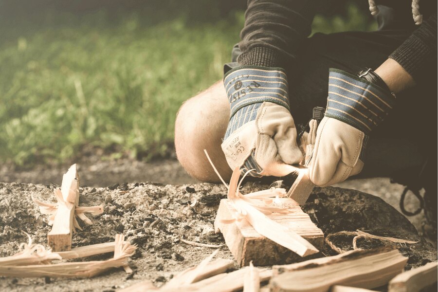 Aprinderea focului cu mănuși folosind cremenea. Sursă: https://www.pexels.com/cs-cz/foto/167708/