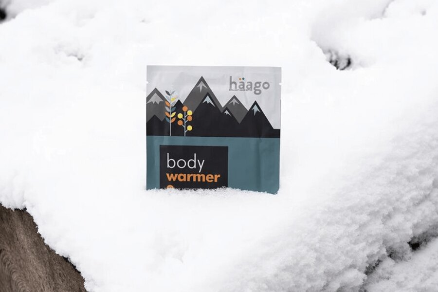 Încălzitor pentru corp Body Warmer Haago în zăpadă. Sursa: Rigad.cz, Haago.com