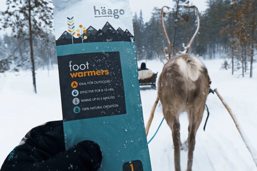 Încălzitoare de picioare Foot Warmers Haago în peisajul de iarnă cu sania trasă de reni. Sursa: Rigad.cz, Haago.com