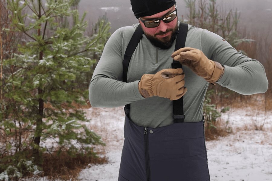Pantaloni de iarnă Ketil Mig Tilak Military Gear®, bretele ajustabile și mănuși mechanix. Sursă: Rigad