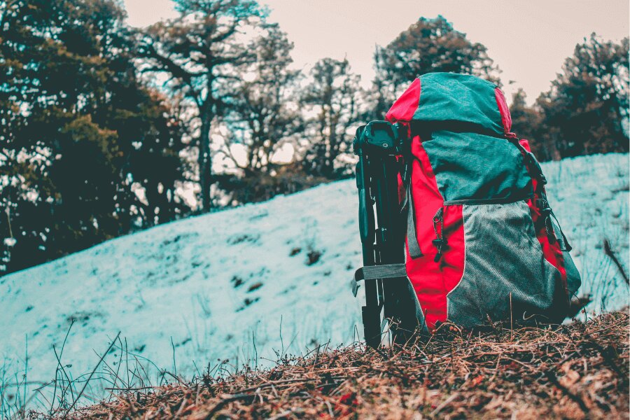 Rucsac turistic în zăpadă. Sursă: https://www.pexels.com/cs-cz/foto/1178525/