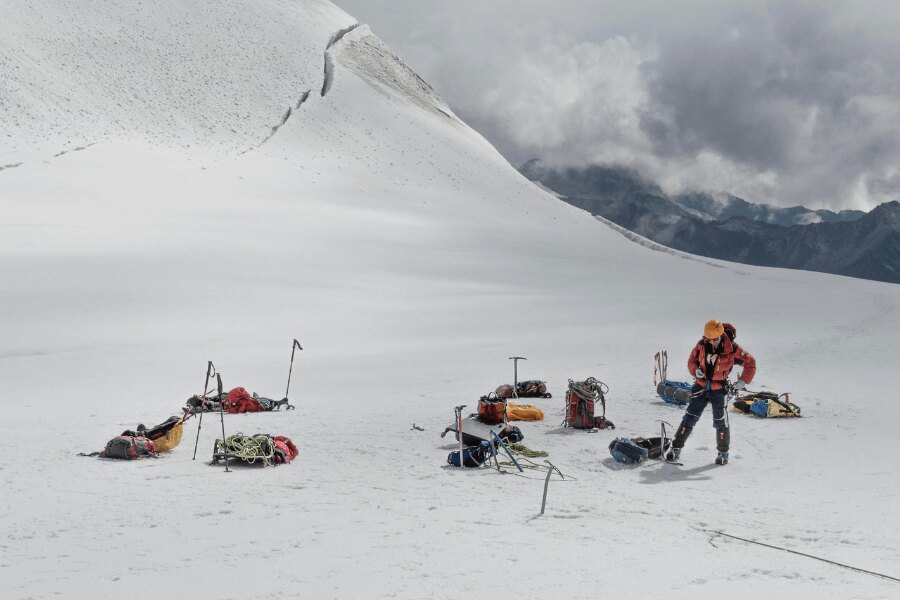 Sursă: https://www.pexels.com/cs-cz/foto/snih-muz-hora-tramp-9369626/