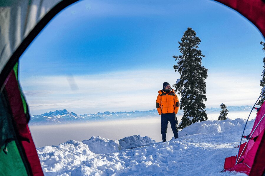 Sursă: https://www.pexels.com/cs-cz/foto/snih-muz-zima-hora-20471950/