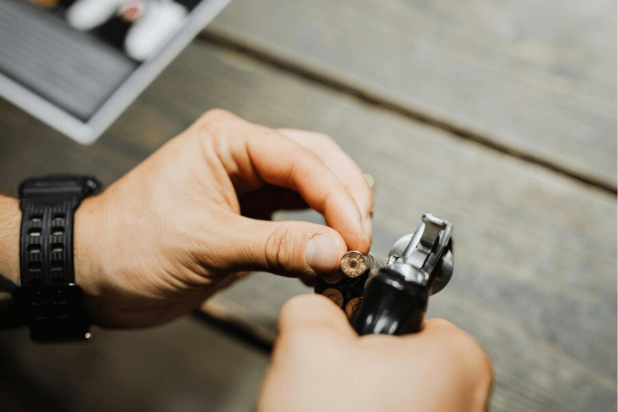 Sursa: https://www.pexels.com/cs-cz/foto/osoba-ruce-drzeni-zbran-5202384/