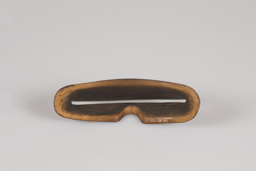 Ochelari eschimoși: Sursă: https://commons.wikimedia.org/wiki/File:Wooden_Snow_Glasses_Given_to_Charles_and_Anne_Lindbergh_-_DPLA_-_b798fd8b44460bb63c76cbb3367abc33_(page_3).jpg