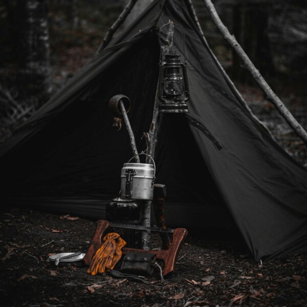 Adăpost bushcraft în pădure. Sursa: https://www.pexels.com/cs-cz/foto/les-dobrodruzstvi-kempovani-lampion-14074699/