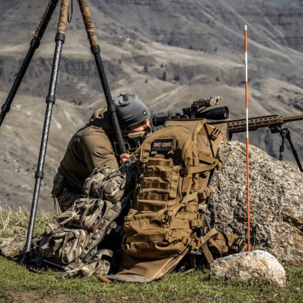 Lunetist în timpul tragerii precise cu rucsacul tactic Mission Assault Eberlestock® În cadrul sistemului EMOD. Sursa: eberlestock.com, Rigad