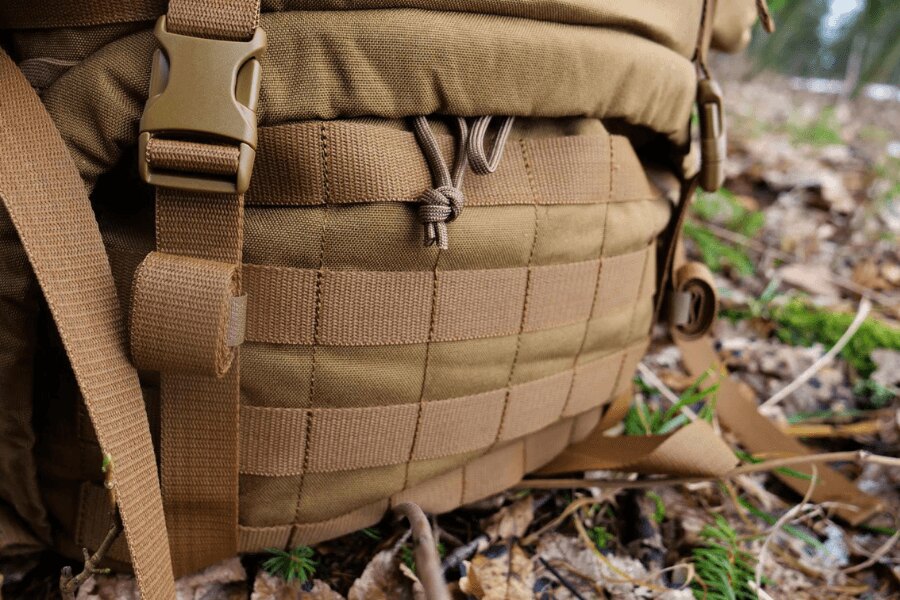 Sistem de prindere MOLLE pe partea din față a rucsacului Raid Pack, Tasmanian Tiger. Sursa: Rigad