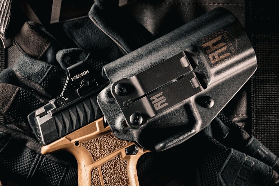 Pistolă Arex în toc RH Holsters. Sursa: Rigad