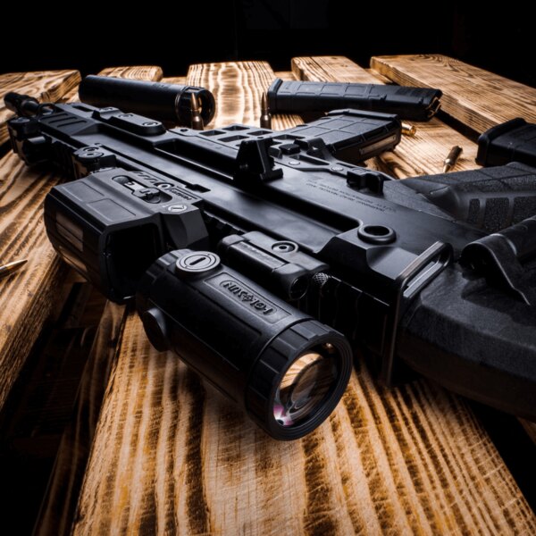 O pușcă de asalt modernă cu un colimator montat și cu muniția distribuită, pregătită pentru utilizare în teren. Foto: Rigad