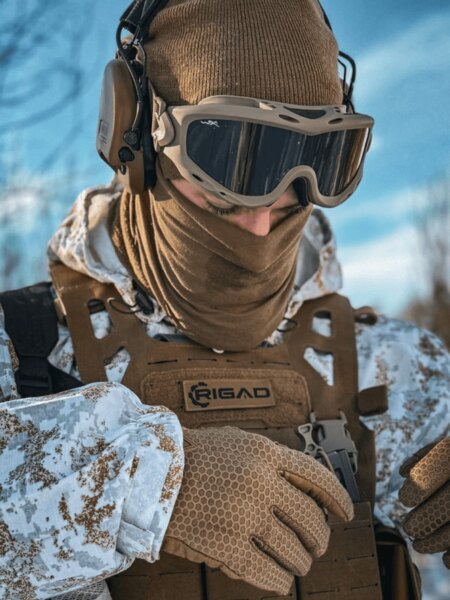 Operator într-o echipament de iarnă cu protecție auditivă și ochelari tactici; demonstrarea compatibilității ochelarilor cu casca și căștile. Foto: Rigad