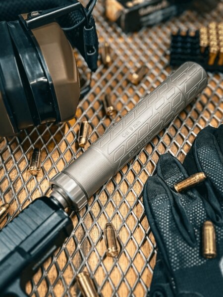 Amortizor pentru pistol 9 mm – un accesoriu practic pentru tir sportiv și protecția auzului. Foto: Rigad