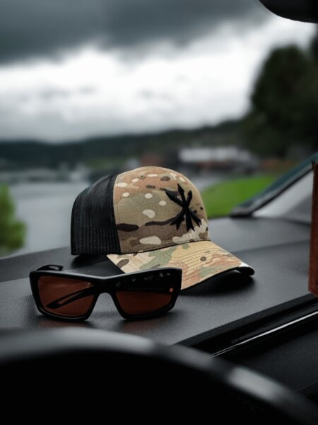 Șapcă Multicam trucker cu logo-ul Unity Tactical și ochelari de protecție pentru tir pe bord. Foto: Rigad