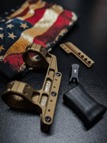 Unity Tactical – montaj modular pentru optică în culoarea FDE cu accesorii; detaliu al interfeței pentru accesorii laterale și mâner frontal jos (hand stop). Foto: Rigad