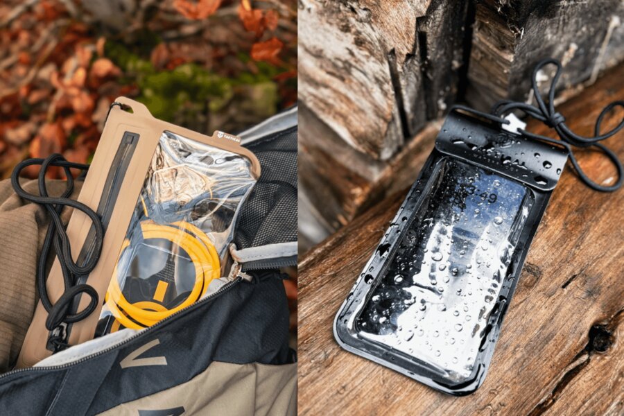 Carcase rezistente la apă Tactical pentru electronice – în stânga, husă transparentă cu cablu de încărcare în rucsac, în dreapta, husă neagră cu telefon acoperită cu picături de apă pe lemn. Protecția telefonului și a accesoriilor împotriva ploii și umidității pe teren. Foto: Rigad