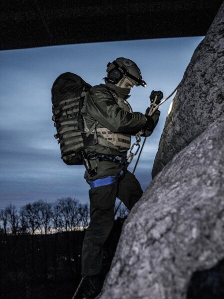 Inspectarea și întreținerea echipamentului de alpinism după sezon – carabinierele, corzile și hamurile necesită un serviciu atent înainte de depozitare. Foto: Rigad