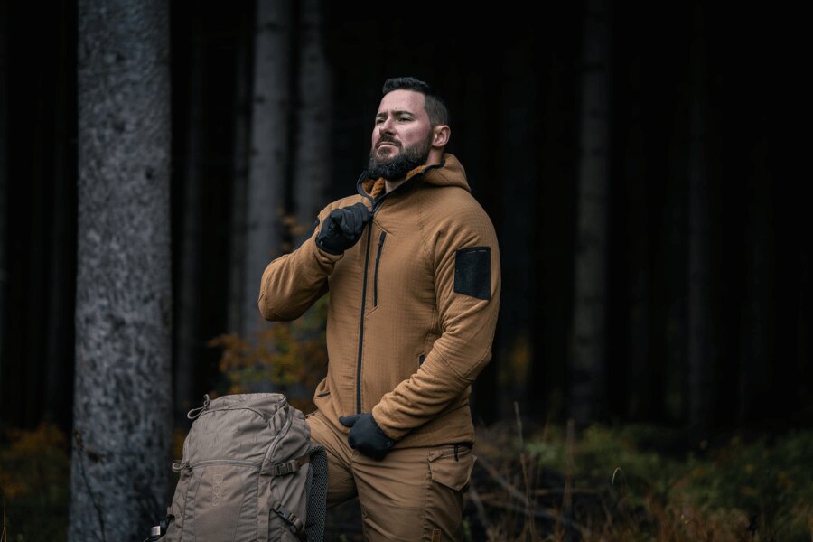 Detaliu al închiderii fermoarului dublu sens YKK® pe hanoracul Helikon-Tex Patriot Pro cu guler înalt și glugă strânsă. Foto: Rigad