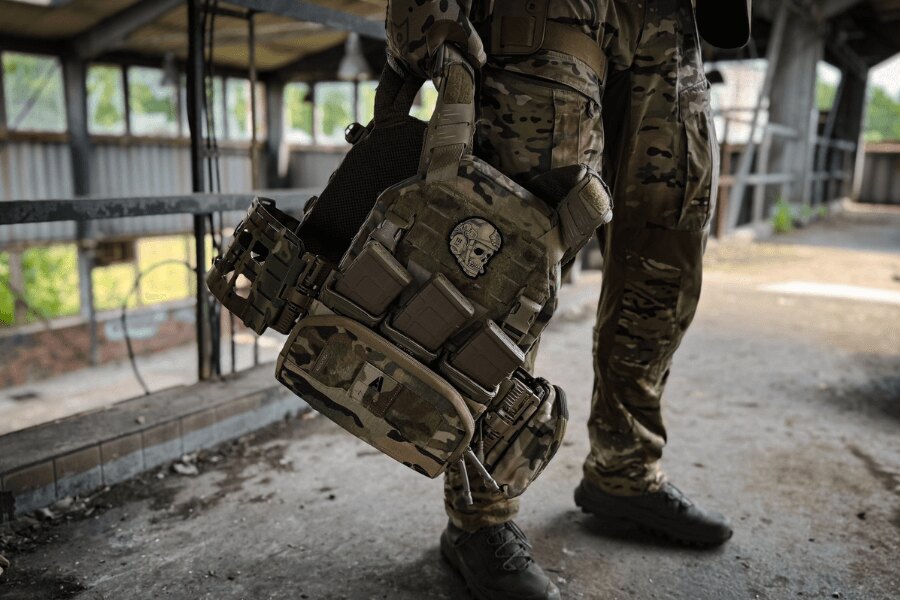 Operatorul în uniformă multicam poartă suportul pentru plăci Agilite® K-ZERO™ SF de bretelele de umăr. Foto: Rigad