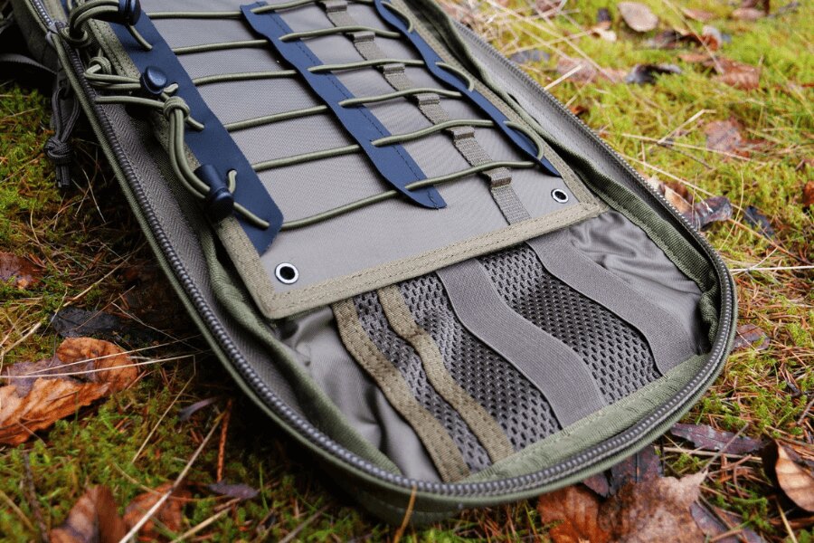 Organizarea internă a rucsacului medical Tasmanian Tiger cu suporturi elastice și buzunare din plasă. Foto: Rigad