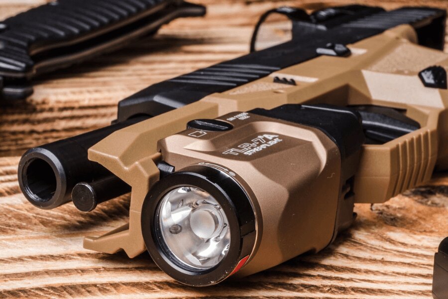 Pistol compact cu lanternă atașată Streamlight TLR-7 pe șina de montare, detaliu al capului luminos – Foto: Rigad