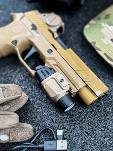 Un pistol cu cadru FDE și lanterna TLR-7 HL-X USB Streamlight<sup>®</sup> montată pe șină – o lanternă pentru arme destinată utilizării în scopuri de apărare în condiții de lumină scăzută. Foto: Rigad