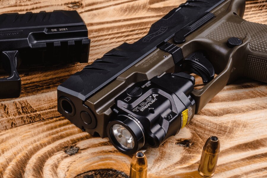 Pistol cu închidere neagră și lanternă TLR-8 A Streamlight® cu laser integrat – combinație de lumină și țintă pentru lucru în întuneric. Foto: Rigad