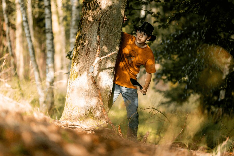 Matěj Houška în pădure cu un cuțit în timpul unei activități de bushcraft pe parcursul unei expediții în aer liber