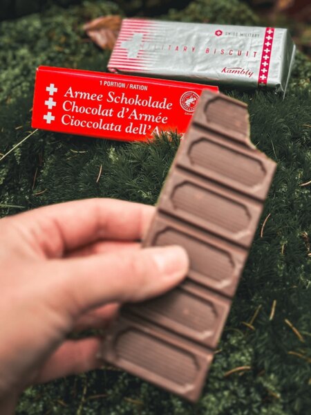 Ciocolată energetică și biscuiți durabili ca parte a echipamentului de munte. Foto: Rigad