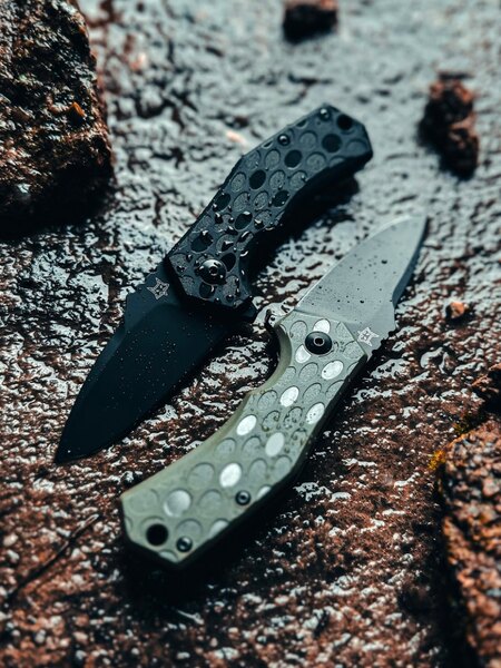 Fox Knives Italico cuțit cu lamă în finisaj Black Top Shield. Foto: Rigad
