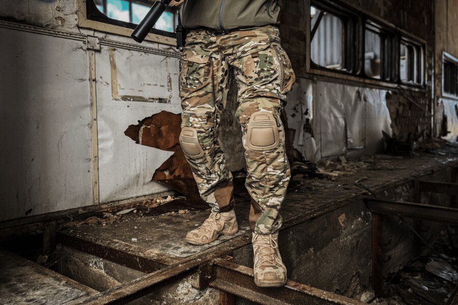 pantaloni tactici Red Dot One Alpha II în camuflaj MTP cu protecții pentru genunchi la mișcarea pe teren – Foto: Rigad