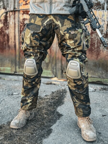 Pantaloni tactici Red Dot One Alpha II în modelul vz 95 woodland cu genunchiere – Foto: Rigad