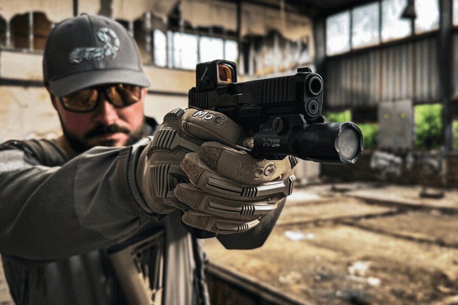 Trăgător cu pistol Glock 45 Gen6 cu modificare glisantă A-CUT și colimator Aimpoint COA. Foto: Rigad