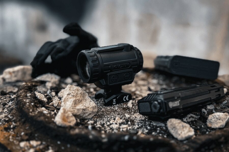 Colimator Holosun pe montură, detaliu optic în teren, Foto: Rigad