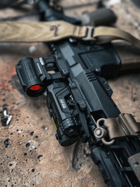 Colimator Holosun și laser IR IRIS pe pușcă, detalii de montare și accesorii, Foto: Rigad
