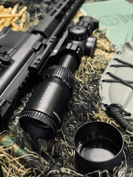 LPVO pușcă optic Vortex pe AR-15, detaliu al opticii și montajului, Foto: Rigad