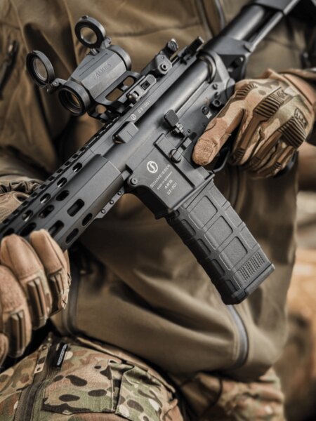 Pușcă AR-15 Schmeisser cu colimator și accesorii moderne, Foto: Rigad