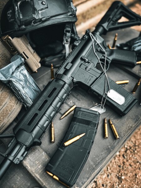 Pușcă semi-automată AR-15 cu încărcător și muniție .223 Remington pe masa de tragere, Foto: Rigad