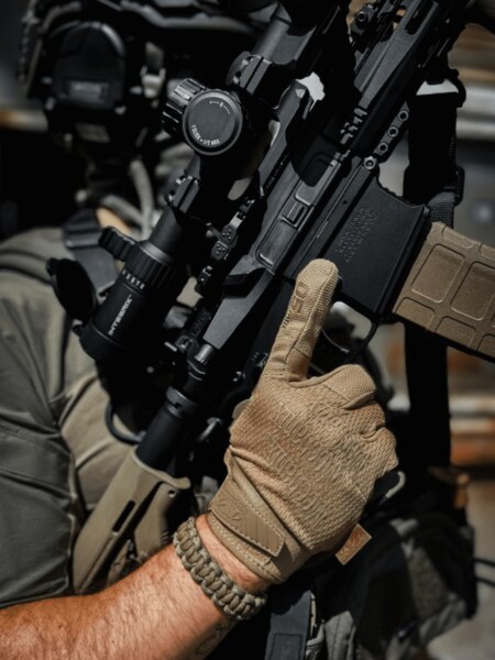 AR-15 cu optică LPVO, detaliu al elementelor de control și manipulare a armei. Foto: Rigad
