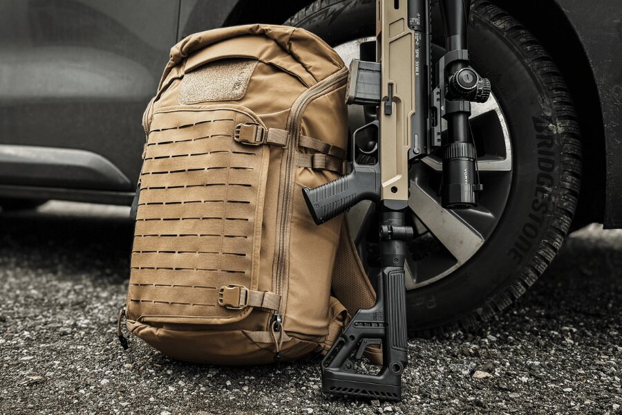 Rucsac Vertx Siege Tactical Sling sprijinit de mașină cu pușca. Foto: Rigad