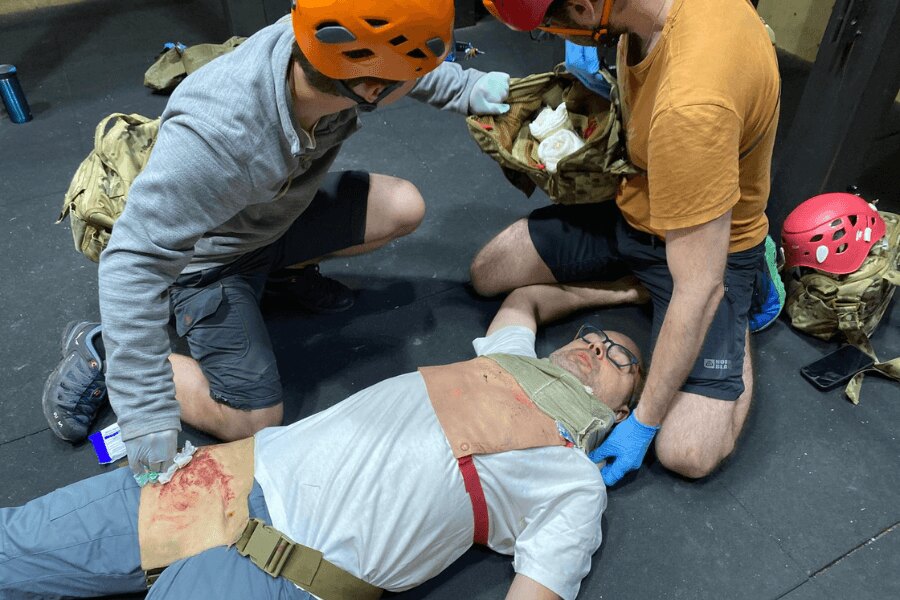 Salvarea persoanei rănite în timpul antrenamentului de alpinism. Foto: Elite Centers