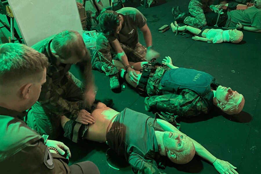Instruire de prim ajutor în simularea rănilor. Foto: Elite Centers