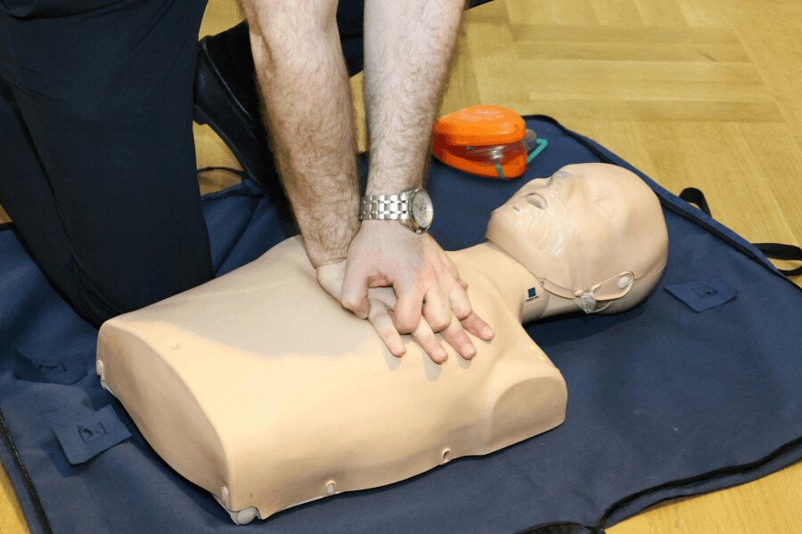 Figurină pentru antrenamentul resuscitării cardiopulmonare (RCP). Foto: https://www.pexels.com/cs-cz/foto/33862096/