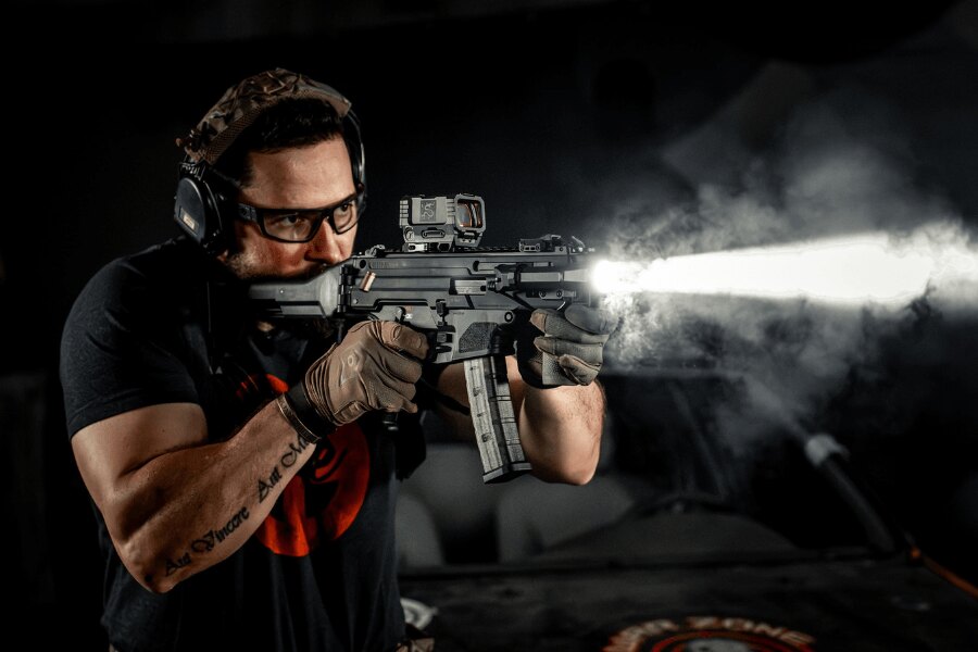 Lanternă tactică Holosun RAID la utilizare pe carabina PCC
