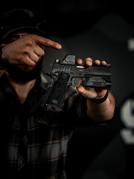 Detaliu al colimatorului pentru pistol Holosun 407C-X3 pe pistol