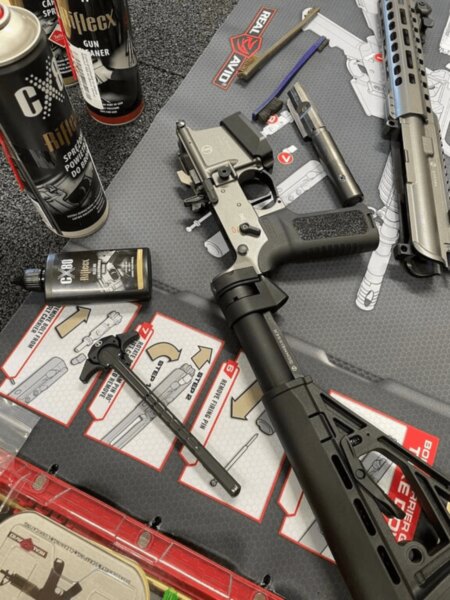Demontarea carabinei PCC Schmeisser AR15-9 pentru curățare și întreținere